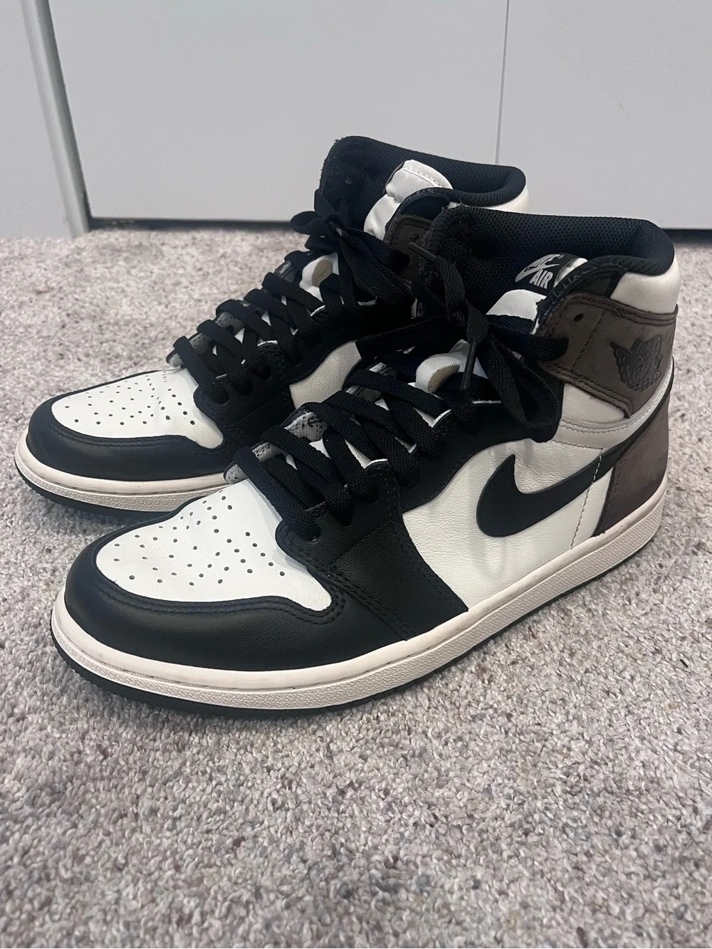Air Jordan 1 Retro High OG Dark Mocha - Picture 1 of 16